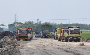 PELANTIKAN BUPATI SRAGEN  : Agus Tuntut Kompensasi, Dedy Tertibkan Galian C