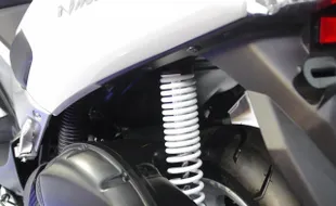 AKSESORIS SEPEDA MOTOR :  Bikin Nmax Lebih Empuk, Yamaha Luncurkan Suspensi Khusus