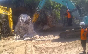 TEBING PANTAI SADRANAN LONGSOR : Ini Penyebab Retakan Tebing Sadranan Gunungkidul