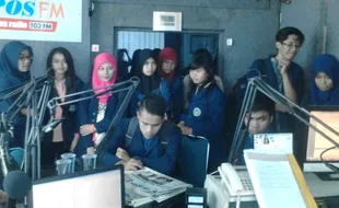 FOTO KUNJUNGAN MEDIA : Mahasiswa Ilkom Univet Bantara Sukoharjo Studi Banding di Solopos