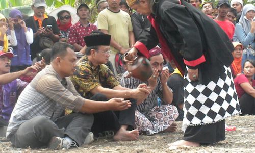 PERNIKAHAN PERI DENGAN MANUSIA : Bupati Ngawi Ikut Jagong Kelahiran Bayi Peri Setyowati