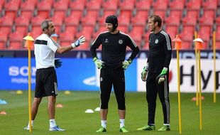 RUMOR TRANSFER PEMAIN : Cech dan Pelatih Kiper Chelsea Dikabarkan Boyongan ke Arsenal