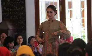 FASHION SHOW : Danar Hadi Usung Batik Maritim dalam Busana Simple nan Elegan