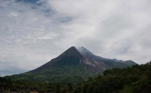 KEBAKARAN KLATEN : Kebakaran Lereng Merapi Disebabkan Balon Udara