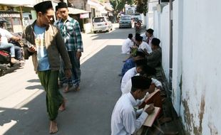 FOTO RAMADAN 2015 : Kitab Kuning Dikebut Santri Lirboyo