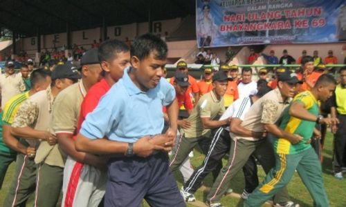 HUBUNGAN TNI-POLRI : Serunya Anggota Kopassus dan TNI AU Beradu dalam Lomba Adu Bakiak