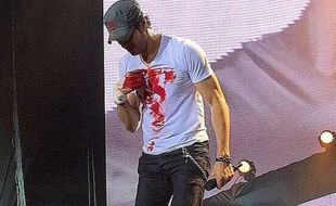 KABAR ARTIS : Tangan Teriris Drone, Enrique Iglesias Tetap Lanjutkan Konser