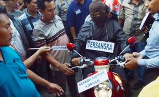 FOTO PEMBUNUHAN MADIUN : Pembunuhan Wanita Hamil Muda Direka Ulang