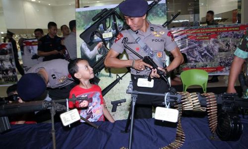 PAMERAN BEAUTY OF POLRI : Asyiknya Selfie dengan Peralatan Polisi di Mal