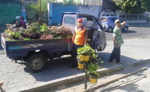 PENGHIJAUAN SOLO : Belasan Etalase Pot Milik Pemkot di Jl. Museum Solo Rusak