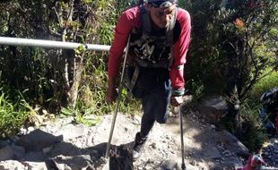 PENDAKI LAWU : Luar Biasa, Lelaki Ini Taklukkan Puncak Lawu dengan Satu Kaki 