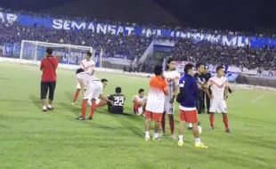 PIALA POLDA JATENG : Persis Solo Vs PSIS Semarang Rusuh, Laskar Sambernyawa Dievakuasi