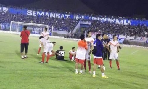 PIALA POLDA JATENG : Persis Solo Vs PSIS Semarang Rusuh, Laskar Sambernyawa Dievakuasi