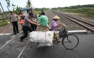 FOTO RAMADAN 2015 : Kaya Warna & Tokoh, Sajadah Kartun Laris Manis