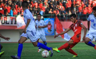 PIALA POLDA JATENG : Persis Gagal, Suporter Berang, Hakim Garis Terkapar