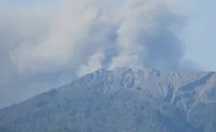 GUNUNG RAUNG MELETUS : Warga Diminta Waspadai Bahaya Abu Vulkanis