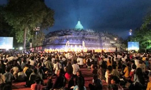 ASADHA 2015 : Ratusan Biksu Paripurnakan Prosesi Asadha di Borobudur