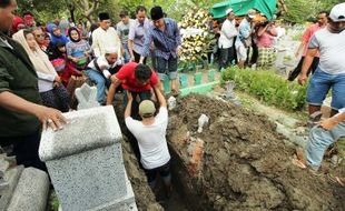 FOTO BENCANA ALAM NGANJUK : Duka Permakaman Korban Longsor Sedudo