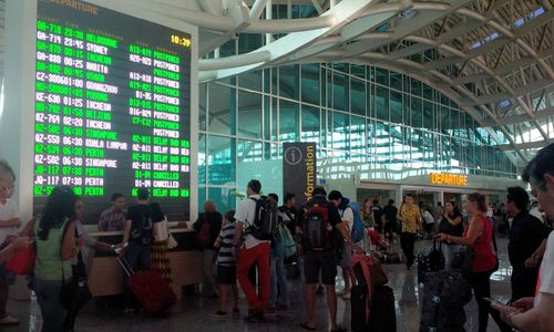 GUNUNG RAUNG MELETUS : Ngurah Rai Ditutup 19,5 Jam, 227 Penerbangan Batal