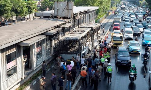 BUS TRANSJAKARTA TERBAKAR : Ahok: 200 dari 800 Bus Transjakarta Usang