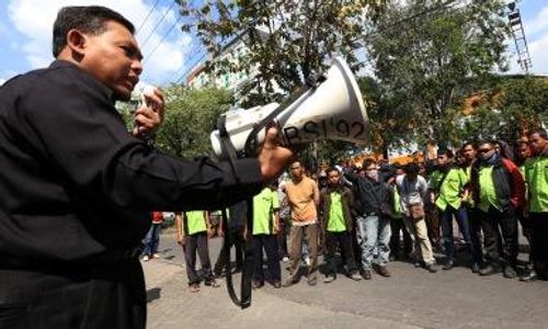 FOTO DEMO BURUH : THR Tak Cair, PLN Solo Didemo