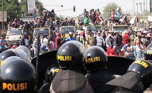 DEMO WARGA : Warga Blokade Jalur Pantura, Ganjar Salahkan Pemkab Pati