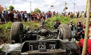 FOTO KECELAKAAN BLITAR : Begini Mobil Dilanggar KA Rapih Dhoho