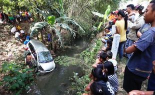 FOTO KECELAKAAN KARANGANYAR : Mobil Ini Nyungsep di Sungai Suruhtani