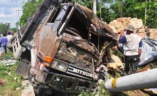 FOTO KECELAKAAN SALATIGA : Begini Truk Ringsek di JLS Salatiga