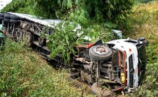 FOTO KECELAKAAN SEMARANG : Truk Terguling, Muatan Timpa Pengendara