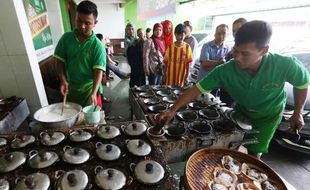 FOTO KULINER SOLO : Sibuknya Serabi Notosuman saat Lebaran