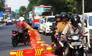 FOTO LALU LINTAS SOLO : Water Barrier Dipindah, Berbahaya!