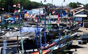 FOTO LEBARAN 2015 : Nelayan Tegal Libur, Perahu Bersandar