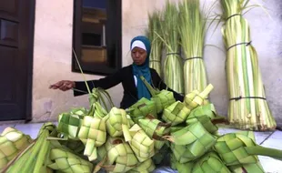 LEBARAN 2015 : Selongsong Ketupat di Pasar Legi Laris Manis