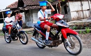 FOTO MASA ORIENTASI SISWA : Berangkat MOS Naik Motor Berseragam SD