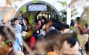 FOTO MUDIK LEBARAN 2015 : Begini Arus Balik di Stasiun Senen