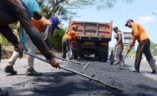 JALUR MUDIK LEBARAN 2017 : Perbaikan Jalan Dikebut