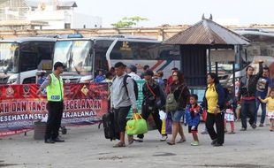 FOTO MUDIK LEBARAN 2015 : Penumpang Turun di Tirtonadi Susut