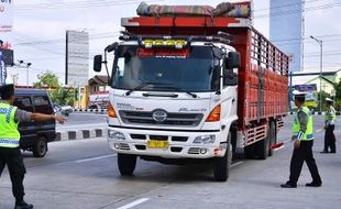 FOTO MUDIK LEBARAN 2015 : Truk Masih Tepergok Lintasi Kudus-Pati