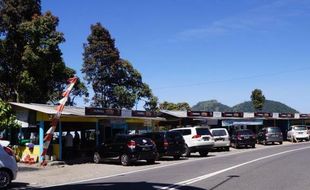 FOTO MUDIK LEBARAN 2015 : Warung-Warung di Cemoro Kandang Laris