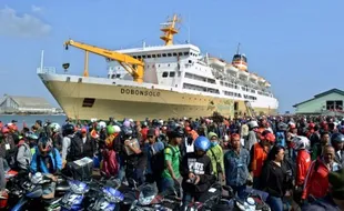 FOTO MUDIK LEBARAN 2015 : 2 Kapal Angkut 5.000 Pemudik Motor