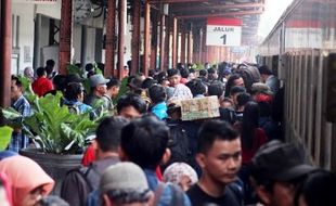 FOTO MUDIK LEBARAN 2015 : Begini Rebutan Naik Kereta Api ke Solo