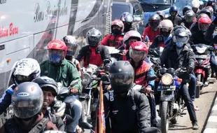 FOTO MUDIK LEBARAN 2015 : Jumlah Pemudik Motor Menuju Puncak