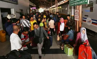 FOTO MUDIK LEBARAN 2015 : KA Tambahan Pasok Pemudik ke Solo