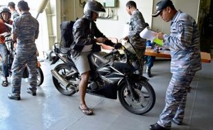 FOTO MUDIK LEBARAN 2015 : Pemudik Gratis Diangkut KRI Banda Aceh