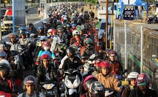 FOTO MUDIK LEBARAN : Begini Padatnya Jembatan Suramadu