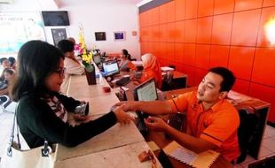 FOTO RAMADAN 2015 : Pengguna Layanan Kantor Pos Meningkat