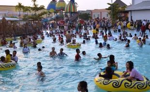 FOTO WISATA MADIUN : Suncity Water and Theme Park Ramai