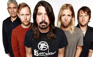 TRENDING SOSMED : Demi Datangkan Foo Fighters di Italia, 1.000 Musisi Bikin Video "Learn to Fly" 