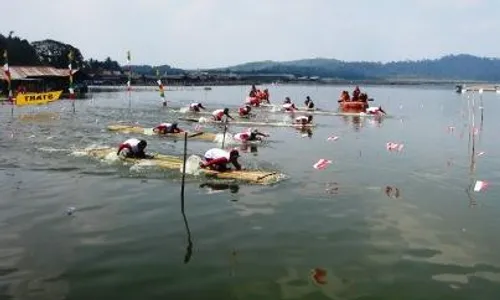 Foto Rawa Jombor Dimeriahkan Lomba Getek